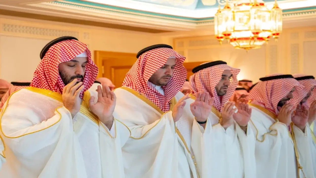 ولي العهد يؤدي صلاة عيد الفطر في المسجد الحرام بمكة بالصور